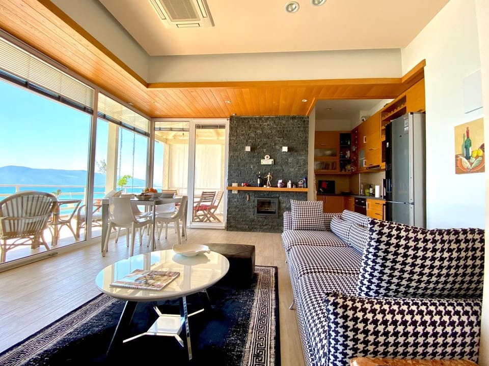 Living room, Dining area, Sea view