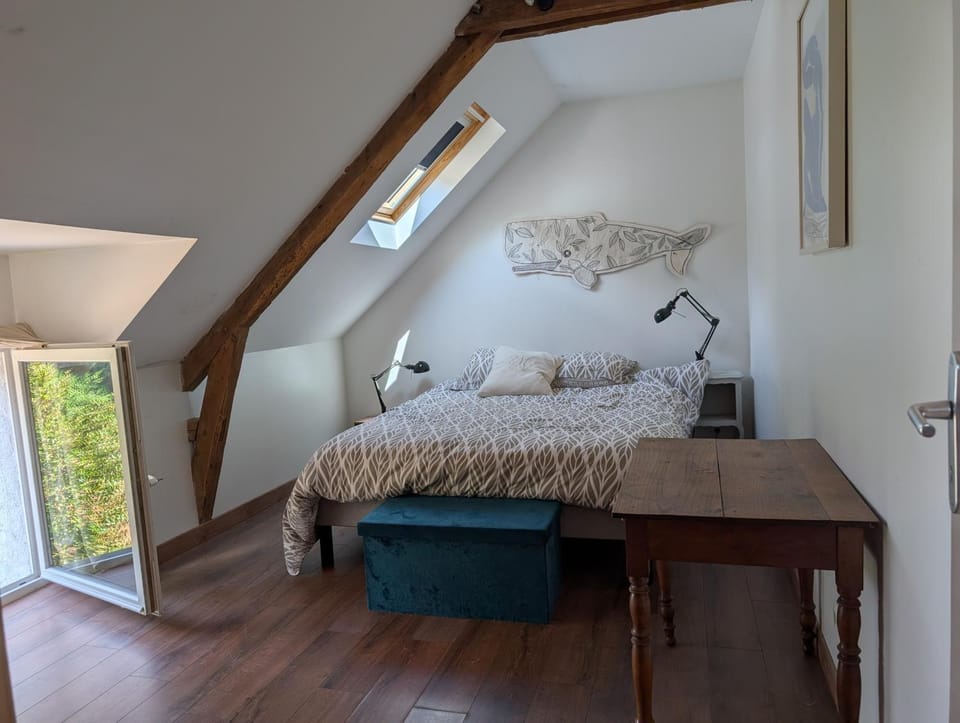 Photo of the whole room, Bedroom