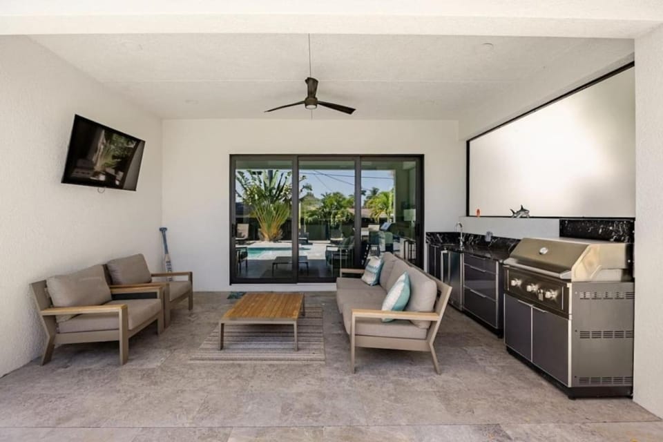 4BR Naples Park Home Private Heated Saltwater Pool Sleeps 10 Near Vanderbilt Beach House in Naples Park