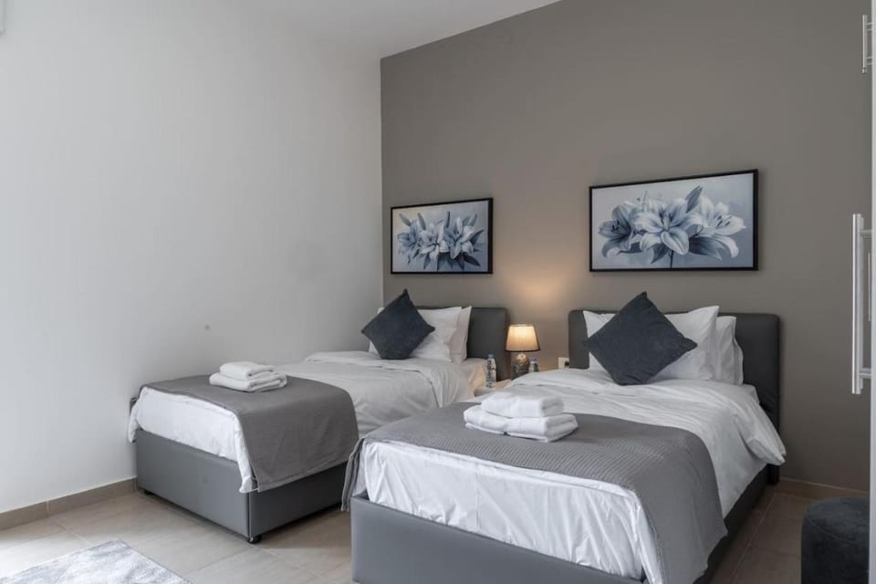 Charming 2 Bed Home in Clemenceau Apartment in Africa