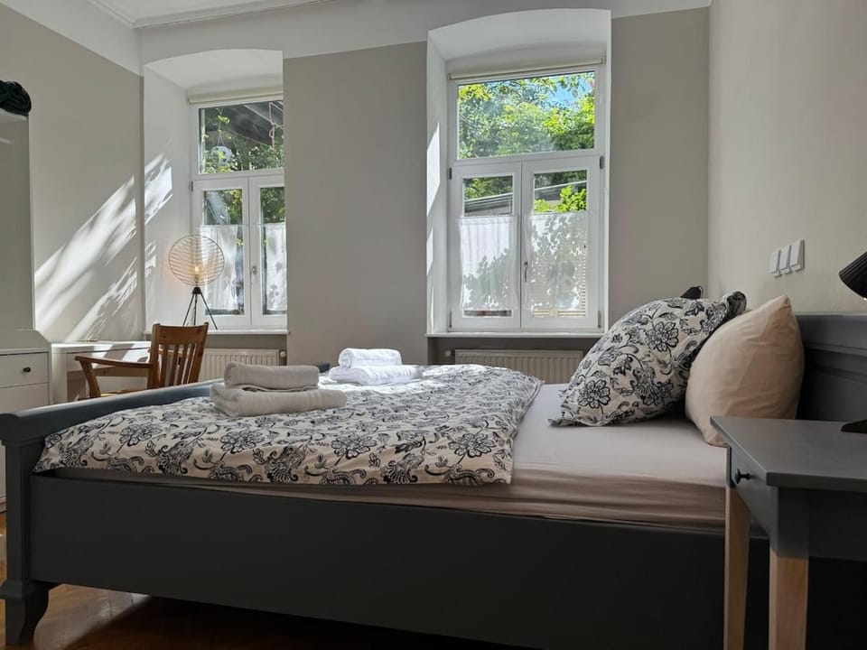 Bed, Photo of the whole room, Seating area, Bedroom