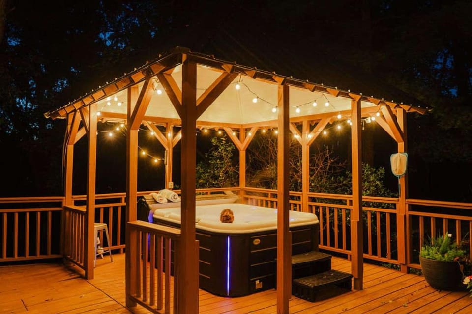 Waterfront Lake Views Villa with Hot tub in Hocking Hills House in Logan
