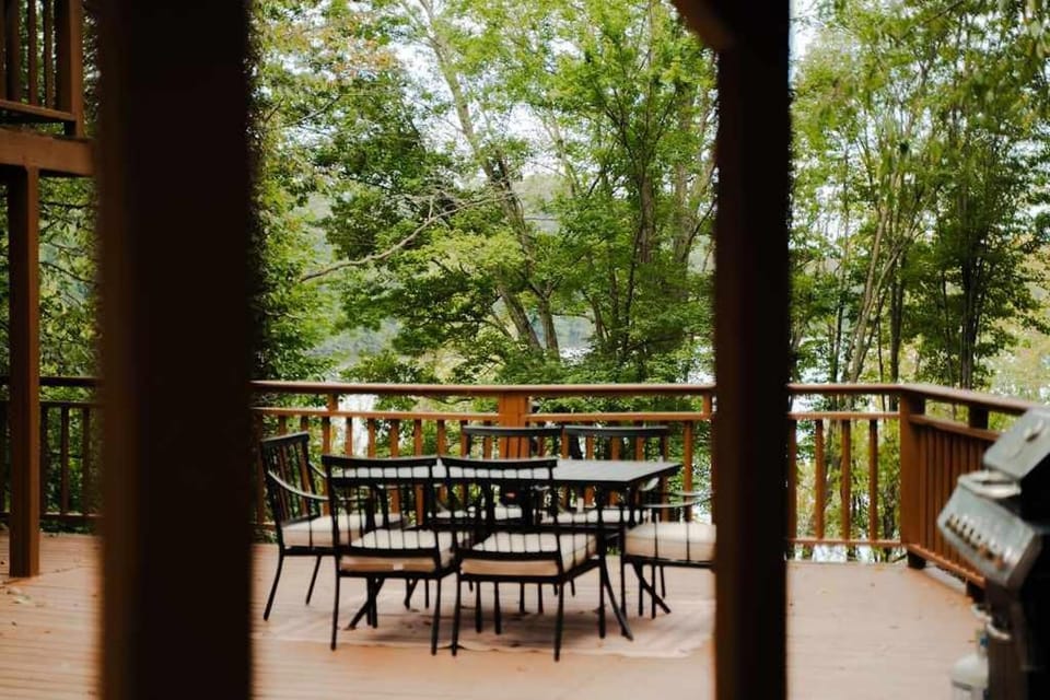 Waterfront Lake Views Villa with Hot tub in Hocking Hills House in Logan
