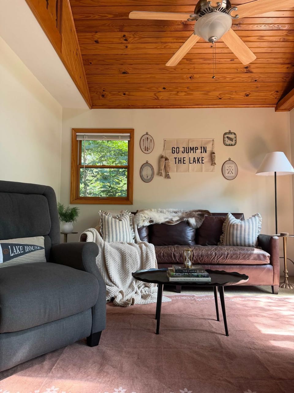 Waterfront Lake Views Villa with Hot tub in Hocking Hills House in Logan