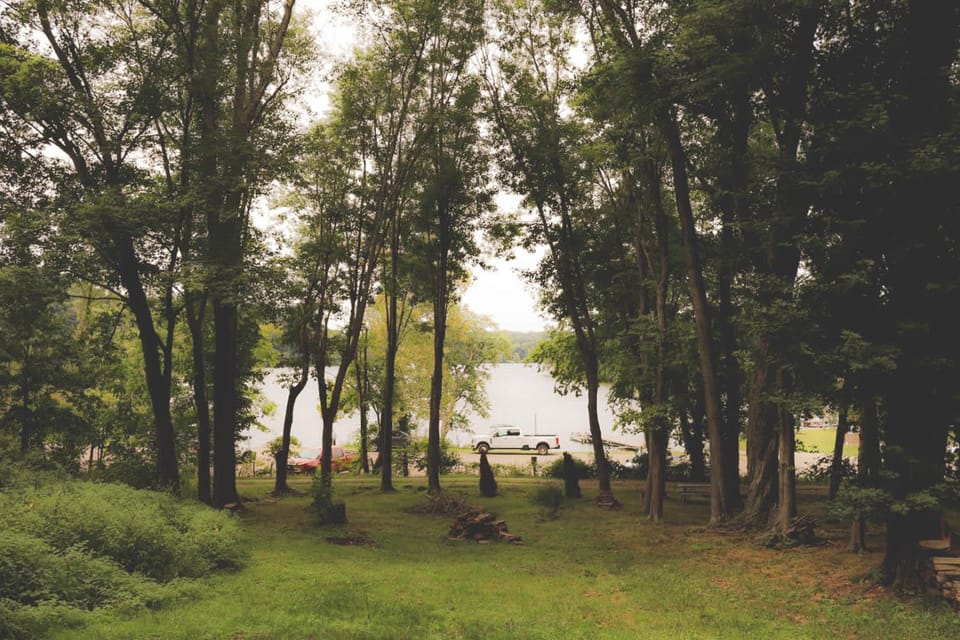 Waterfront Lake Views Villa with Hot tub in Hocking Hills House in Logan