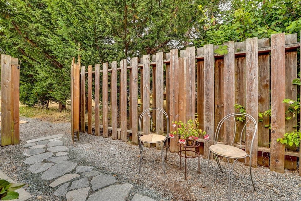 Walk Everywhere! Friday Harbor Home w/ Patio Apartment in Friday Harbor