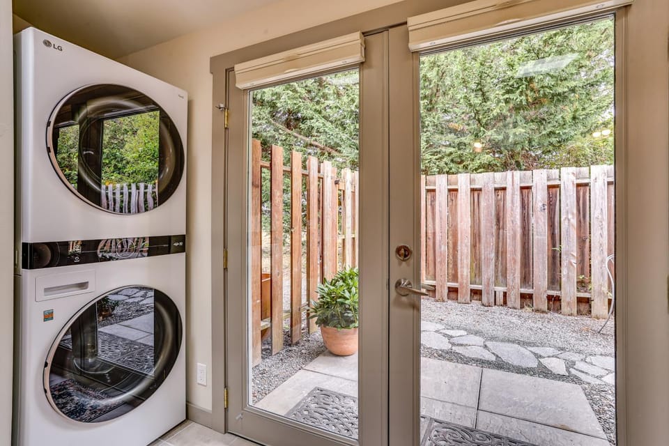 Walk Everywhere! Friday Harbor Home w/ Patio Apartment in Friday Harbor