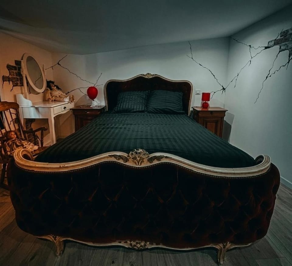 Photo of the whole room, Bedroom