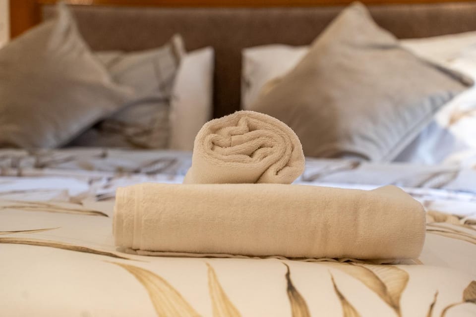 Bed, Bedroom, towels