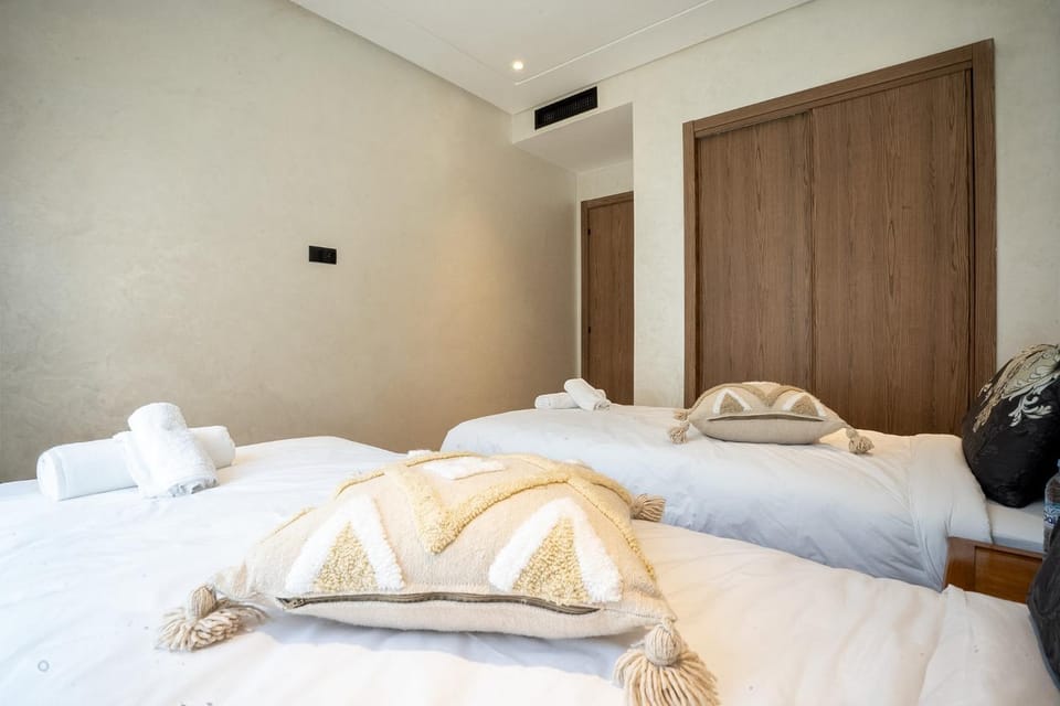 Photo of the whole room, Bedroom, towels