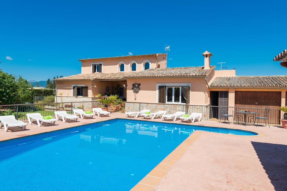 Swimming pool, sunbed
