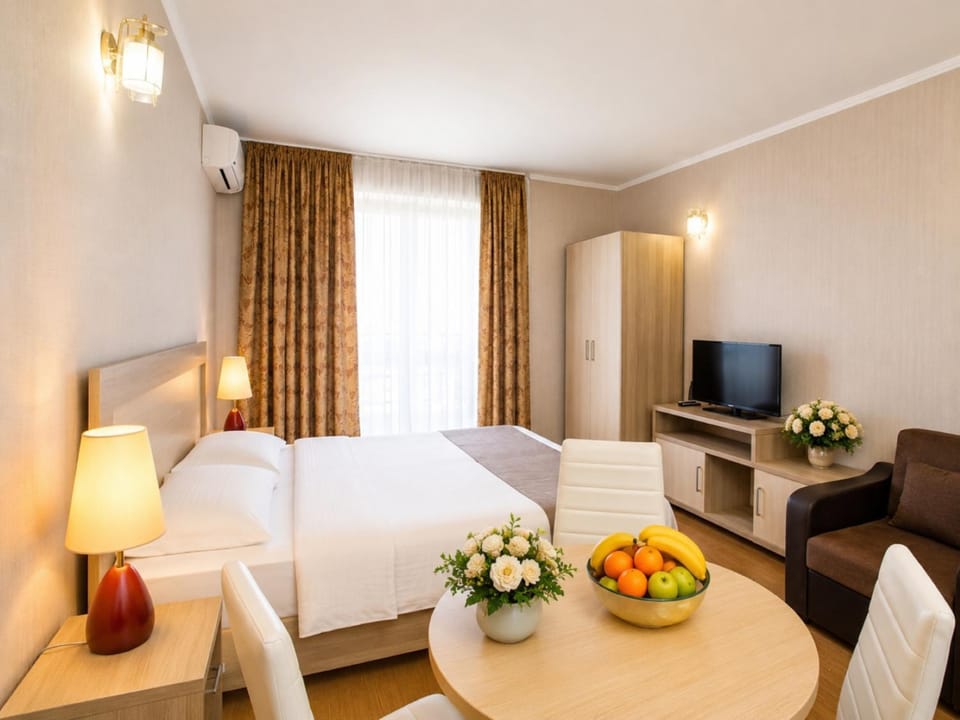 Bed, TV and multimedia, Living room, Photo of the whole room, Seating area, Bedroom