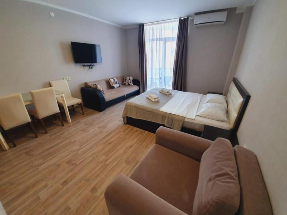 Bed, TV and multimedia, Living room, Photo of the whole room, Seating area, Bedroom