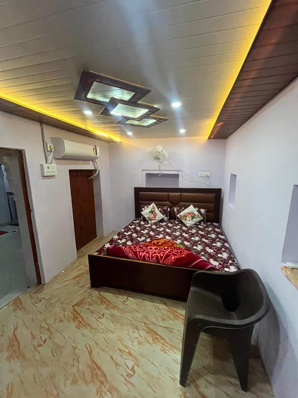 Bed, Living room, Bedroom, air conditioner