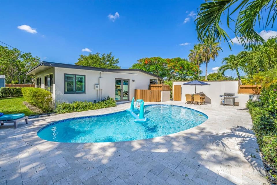 Patio, Day, Pool view, Swimming pool, sunbed