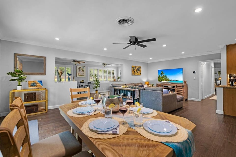 Communal lounge/ TV room, TV and multimedia, Living room, Seating area, Dining area, Evening entertainment