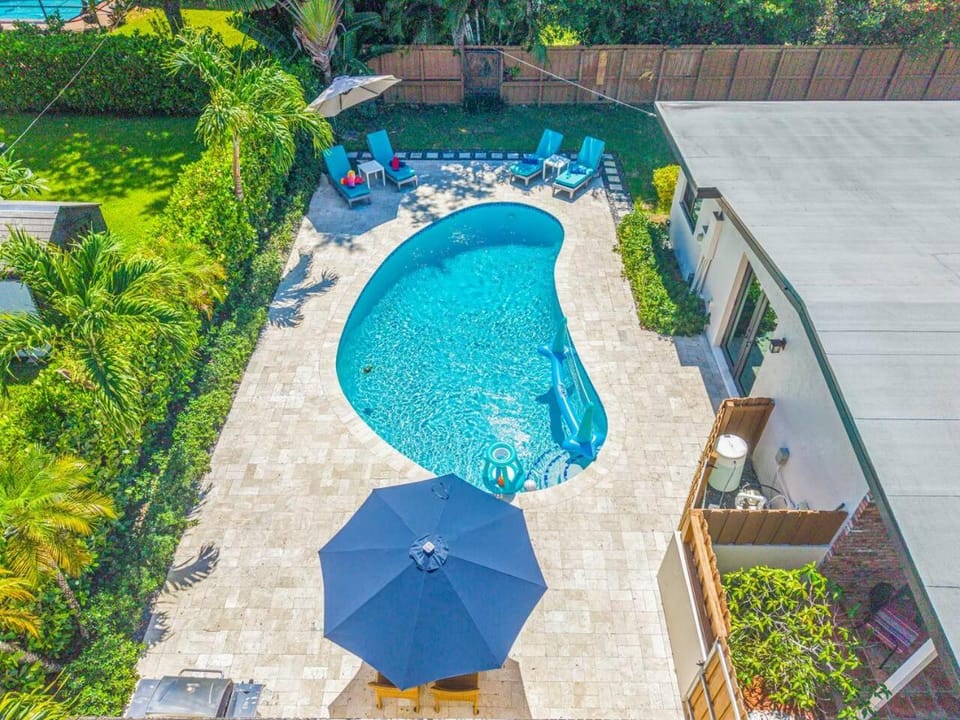 Property building, Patio, Spring, Day, Pool view, Swimming pool, sunbed