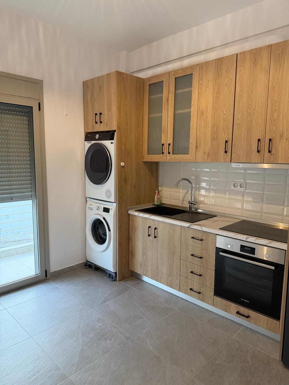 Kitchen or kitchenette, washing machine