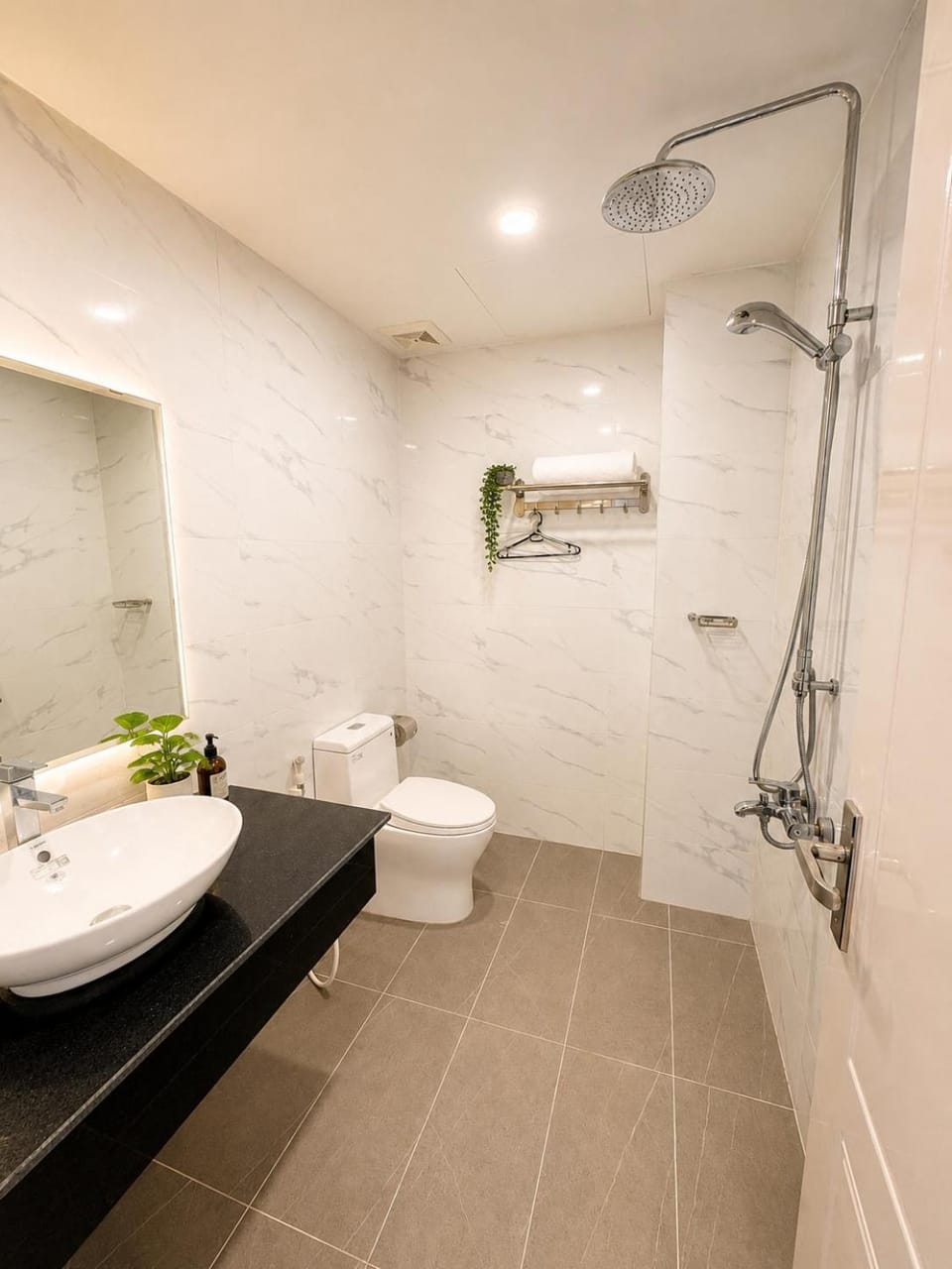 Shower, Toilet, Bathroom, bidet, towels