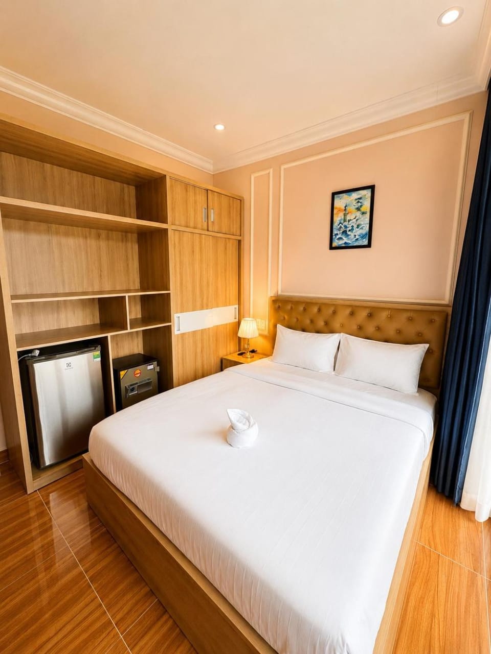 Photo of the whole room, Bedroom, wardrobe