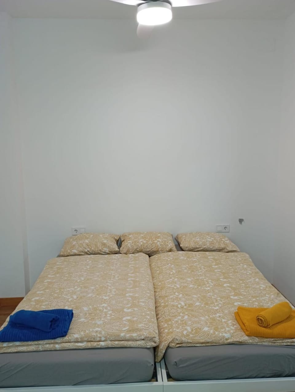 Bed, Bedroom, towels
