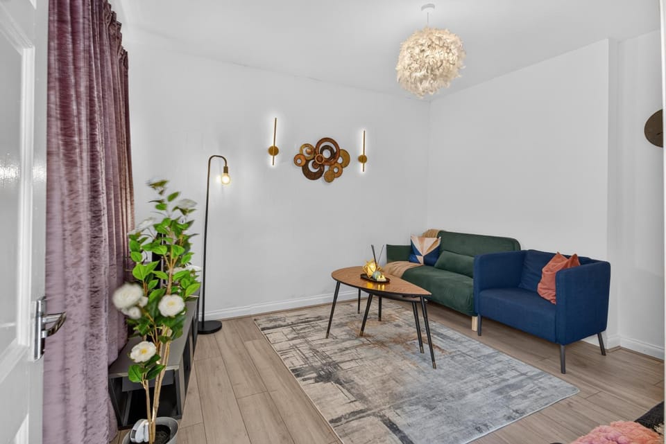 Briarwood Modern 2 Bed House - Games Room, Free Parking, Fast Tram to Centre, Etihad & Fast Wifi! House in Manchester