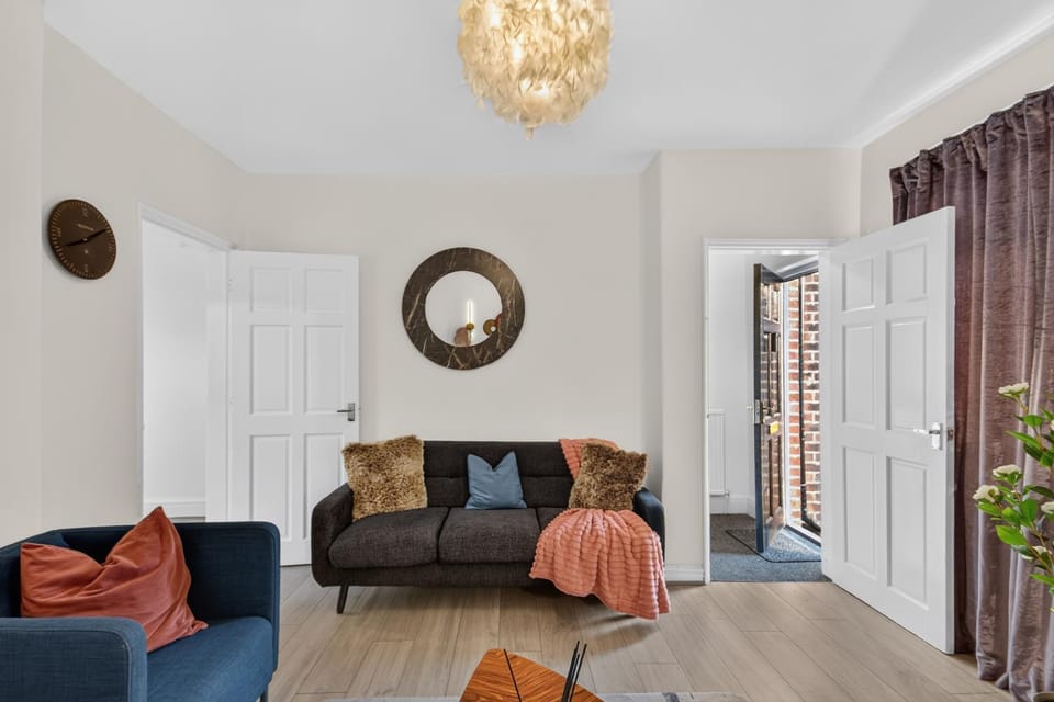 Briarwood Modern 2 Bed House - Games Room, Free Parking, Fast Tram to Centre, Etihad & Fast Wifi! House in Manchester