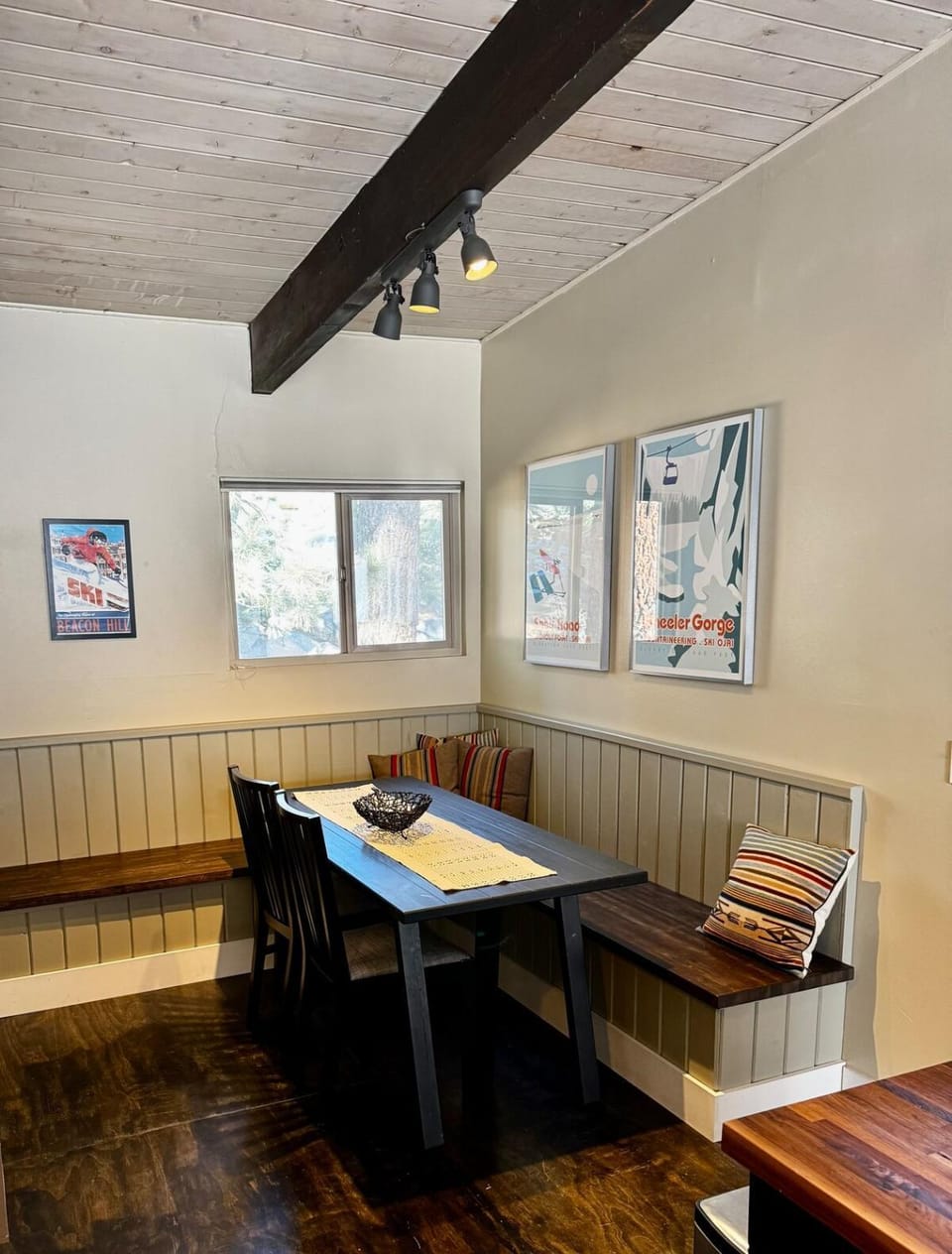 Hip Tyrolean Retreat minutes from Eagle and Canyon Apartment in Mammoth Lakes