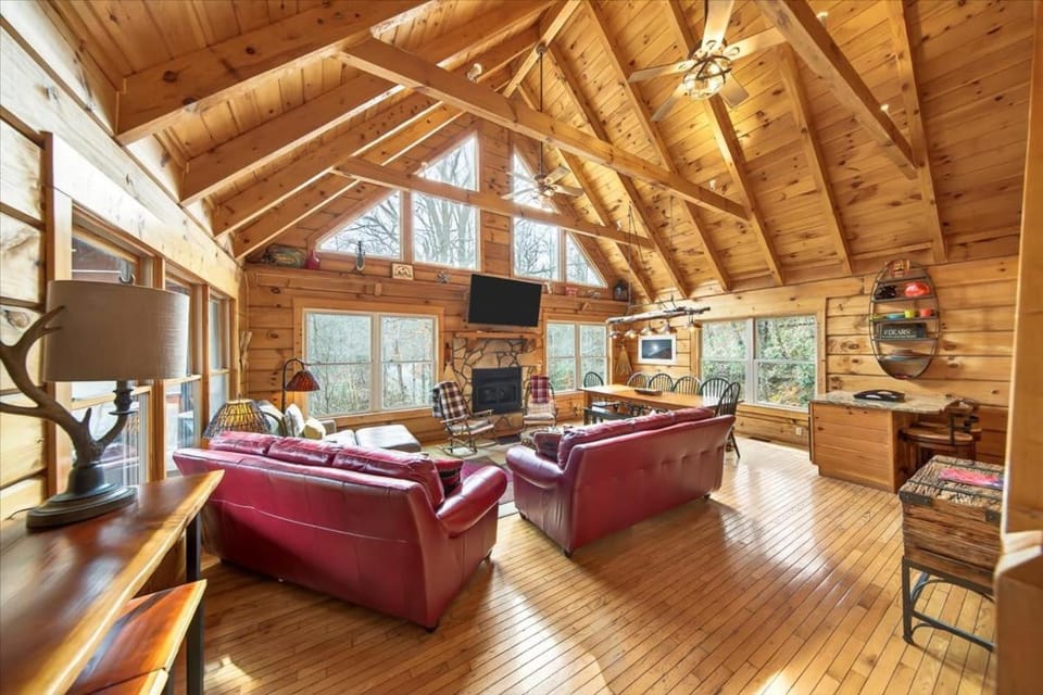 Luxury Cabin 1000 ft to Gatlinburg with all amenities Cabin in Gatlinburg