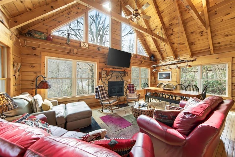Luxury Cabin 1000 ft to Gatlinburg with all amenities Cabin in Gatlinburg