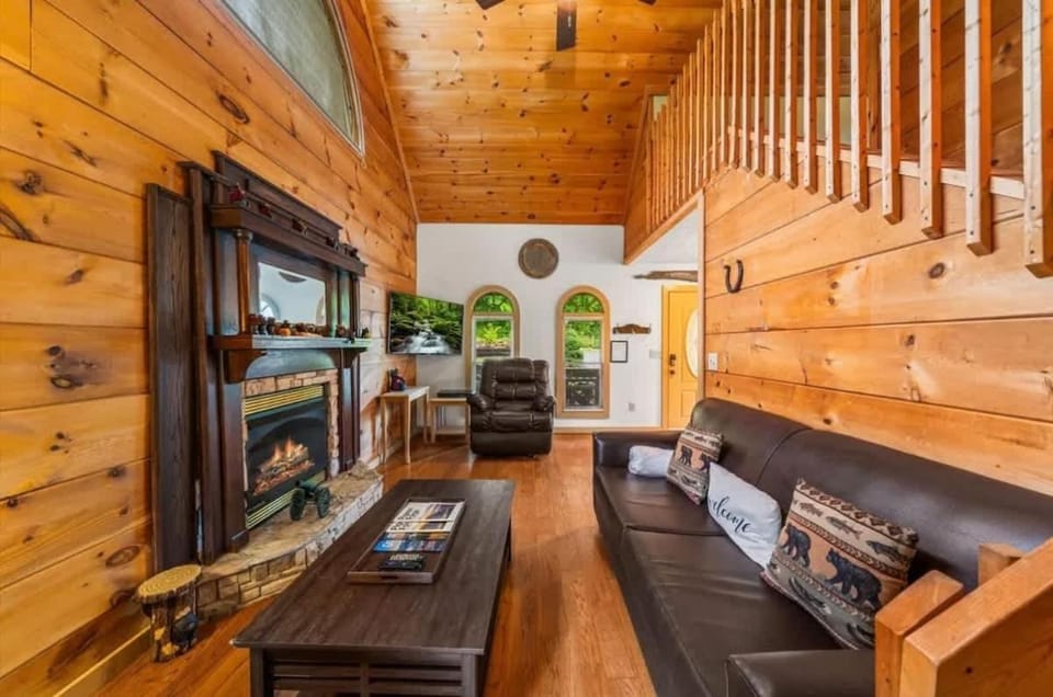 Family Retreat Hot Tub Game Room 5 mi Dollywood House in Sevierville
