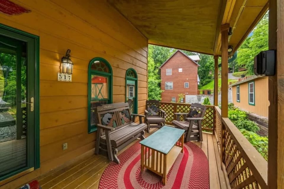 Family Retreat Hot Tub Game Room 5 mi Dollywood House in Sevierville