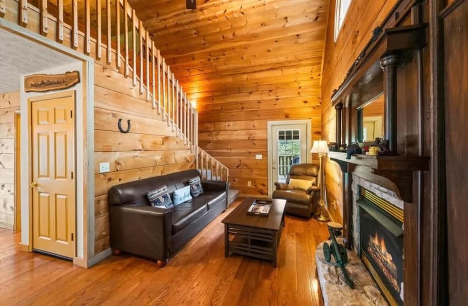 Family Retreat Hot Tub Game Room 5 mi Dollywood House in Sevierville