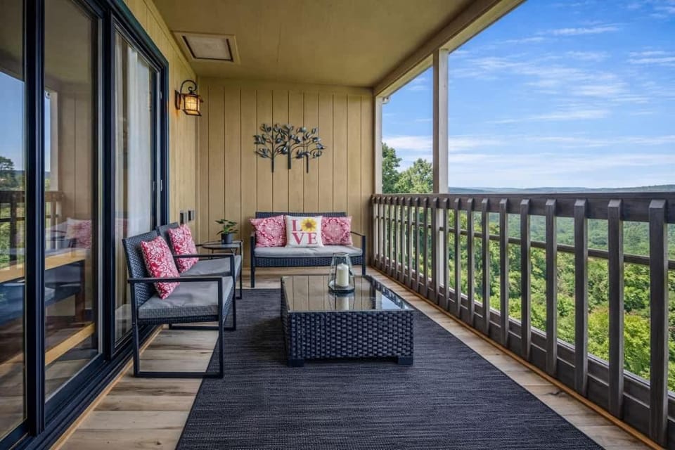 Luxe Family Ski View Condo Perfect 2BR Gatlinburg Apartment in Gatlinburg