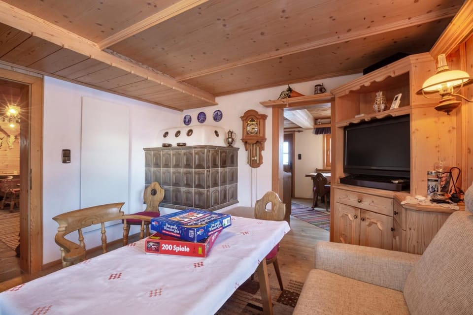 Communal lounge/ TV room, TV and multimedia, Living room, Seating area, Dining area, Evening entertainment