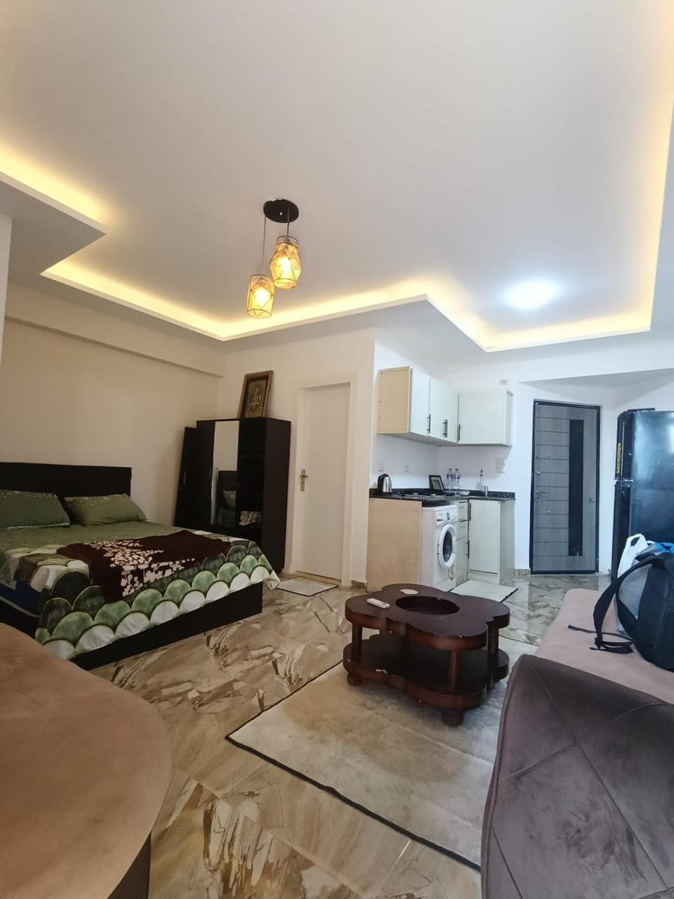 Communal lounge/ TV room, TV and multimedia, Kitchen or kitchenette, Living room, Seating area, Dining area, stove