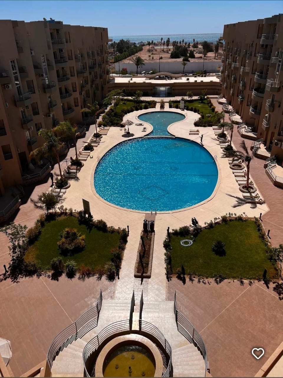 Property building, Day, Natural landscape, Bird's eye view, City view, Pool view, Swimming pool, Location, sunbed