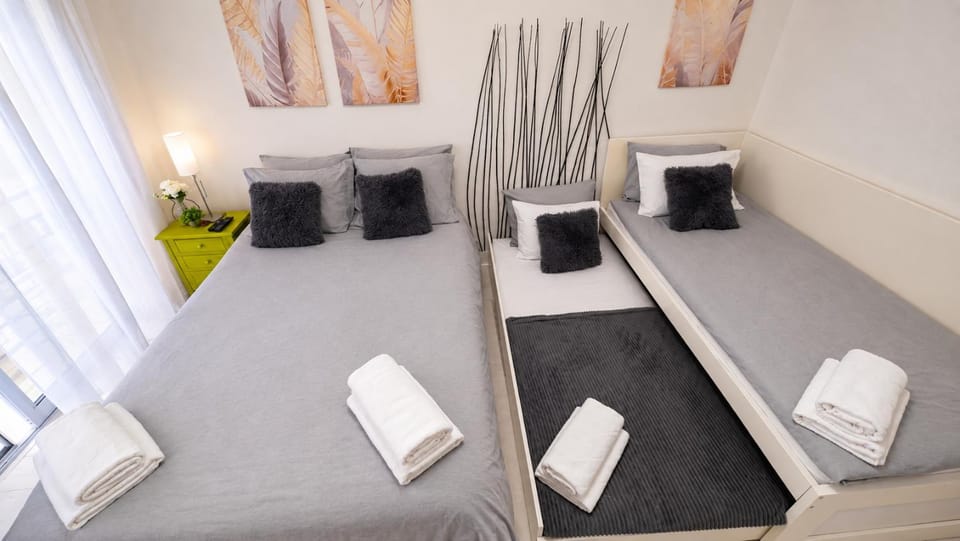 Bed, Bedroom, towels