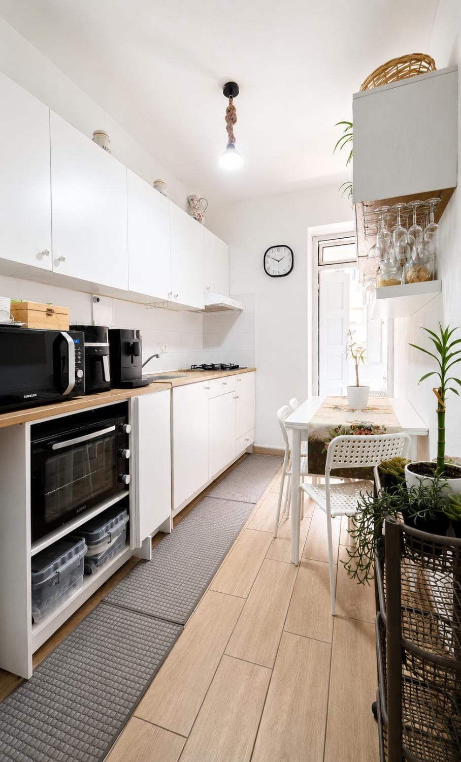 Kitchen or kitchenette, Dining area, oven, stove