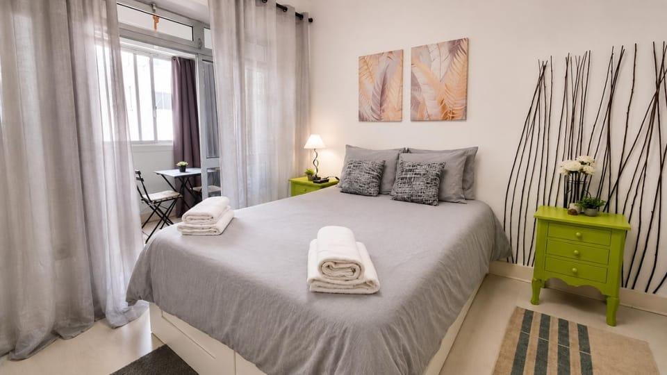 Bed, Photo of the whole room, towels