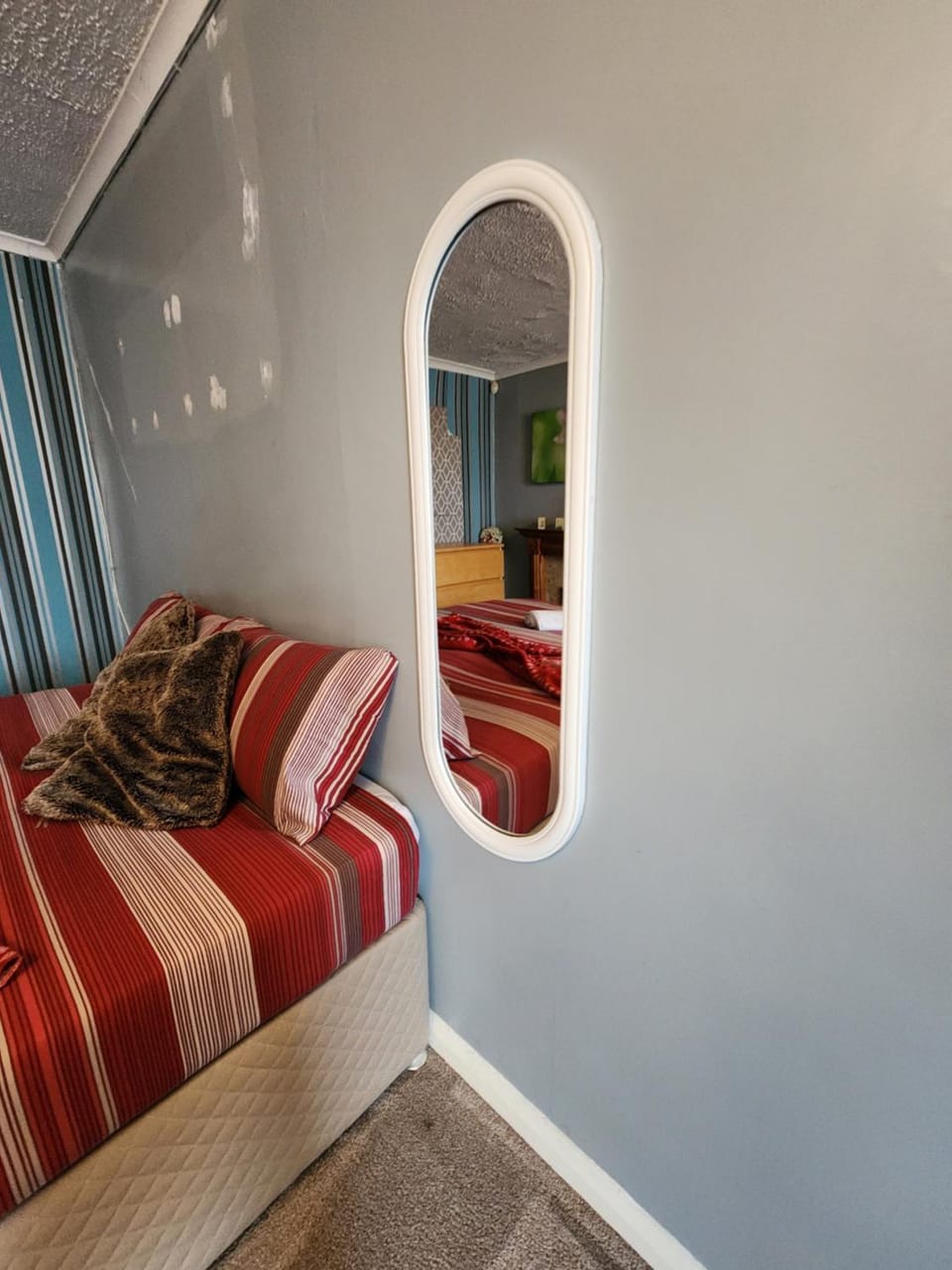 Bed, Living room, Photo of the whole room, Seating area, Bedroom, wardrobe