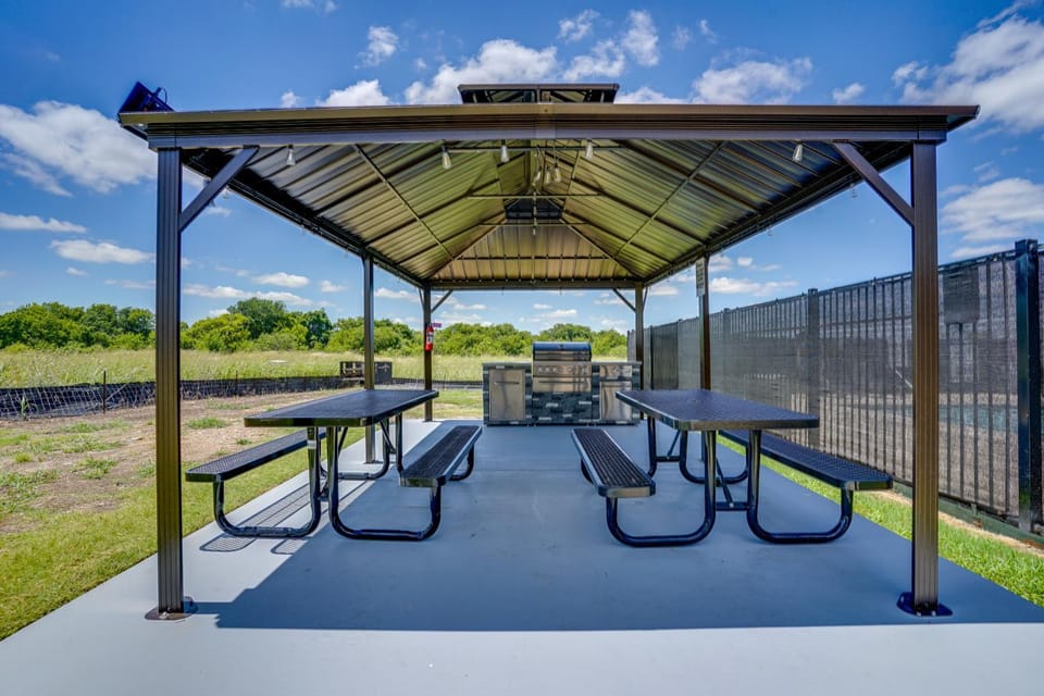 2 Mi to Dtwn Crowley! 3-Unit Rental Apartment in Burleson