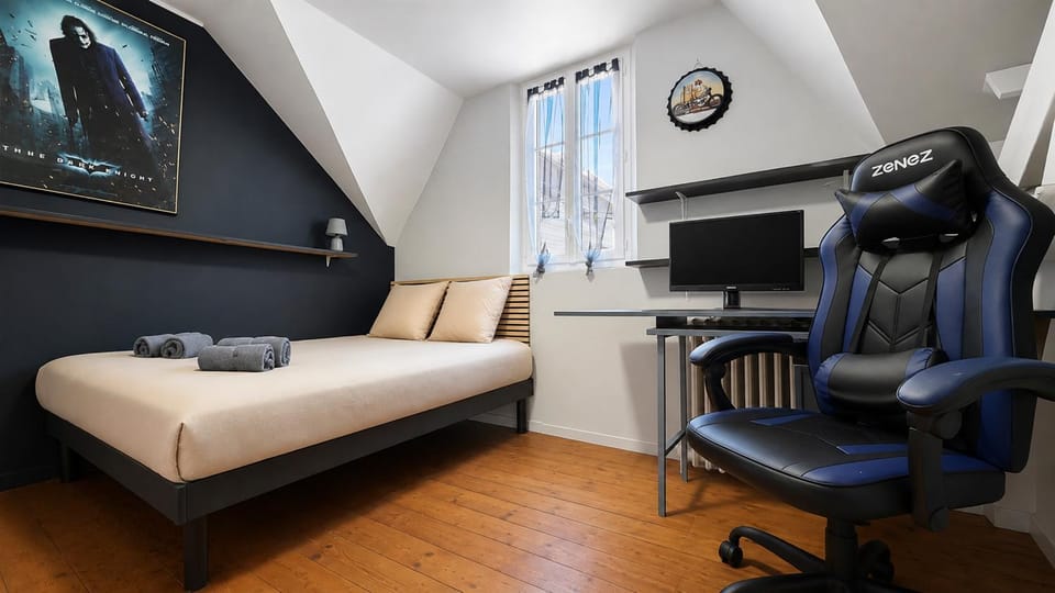 Bed, Photo of the whole room, Seating area, Bedroom