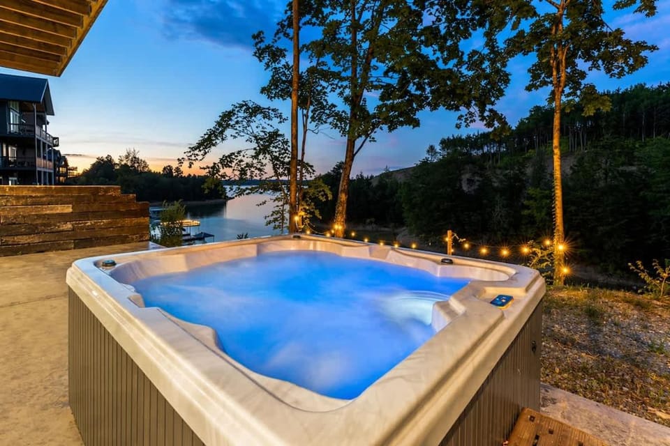 The Incredible Smoky Mtn Luxury Lake House 4 BR House in Douglas Lake