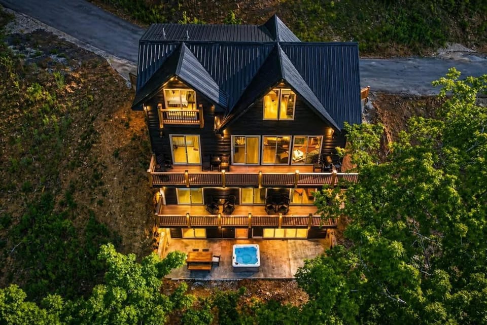 The Incredible Smoky Mtn Luxury Lake House 4 BR House in Douglas Lake
