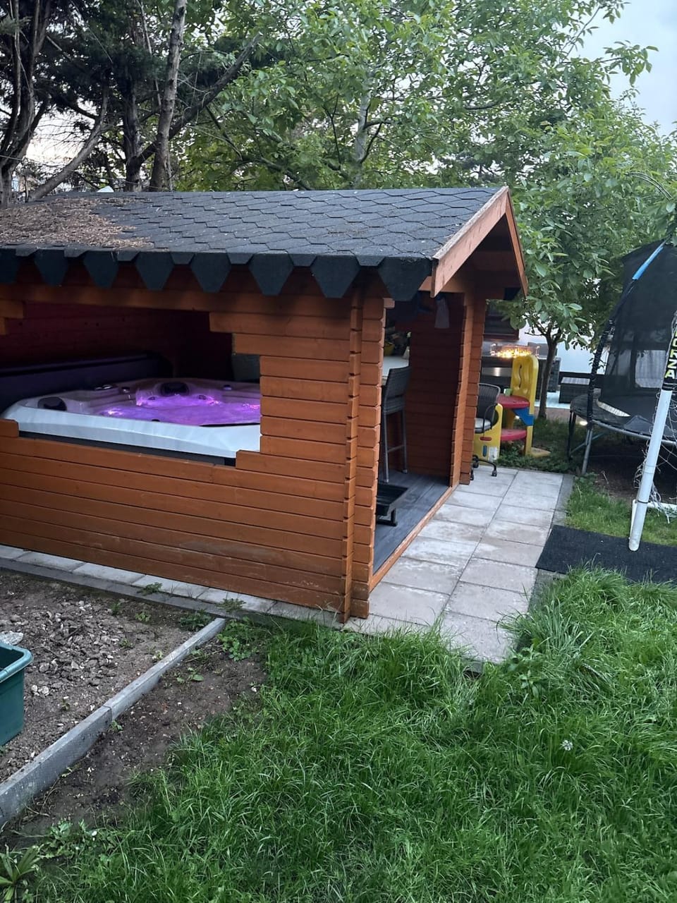 New Cosy Modern space tree filled Patio with AC House in London Borough of Hounslow