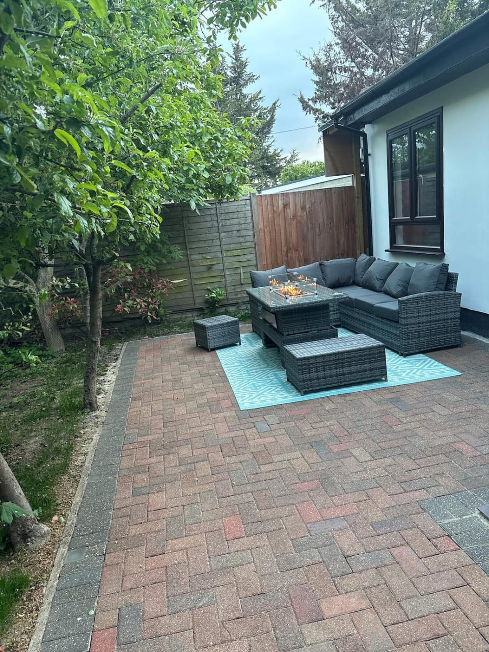 New Cosy Modern space tree filled Patio with AC House in London Borough of Hounslow