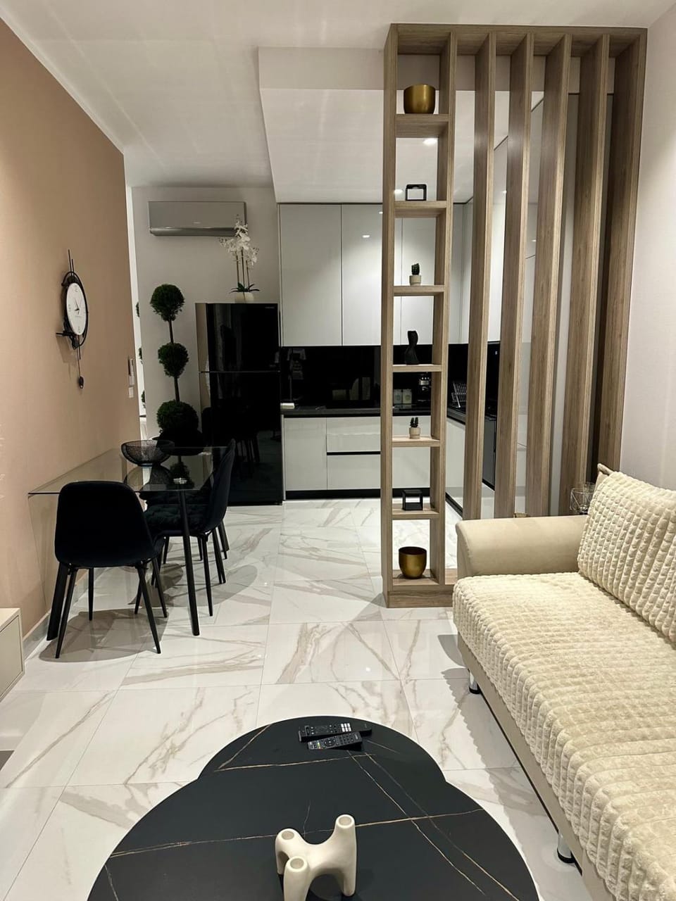 Living room, Photo of the whole room, Dining area