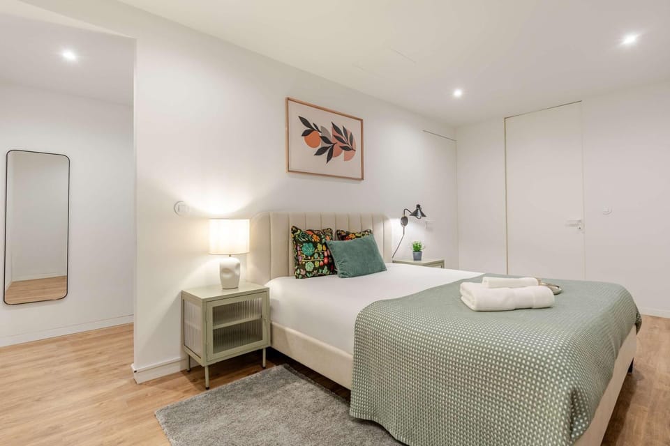 Bed, Bedroom, towels, wardrobe