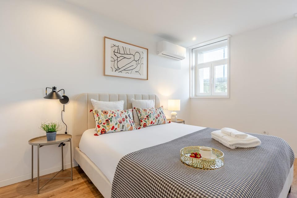Bed, Bedroom, towels, air conditioner